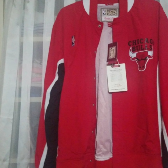 Chicago Bulls Mitchell and Ness Jacket. - Picture 4 of 4